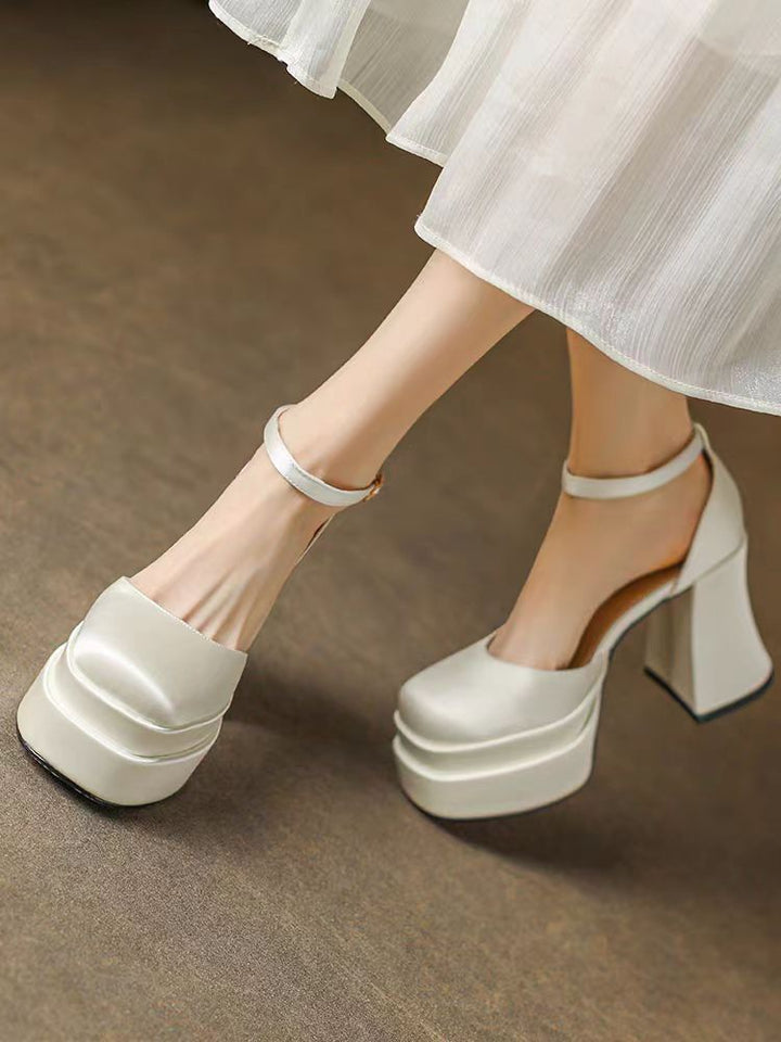 Dame Plateau-High Heels med elegant ankelrem og raffineret design Stilla