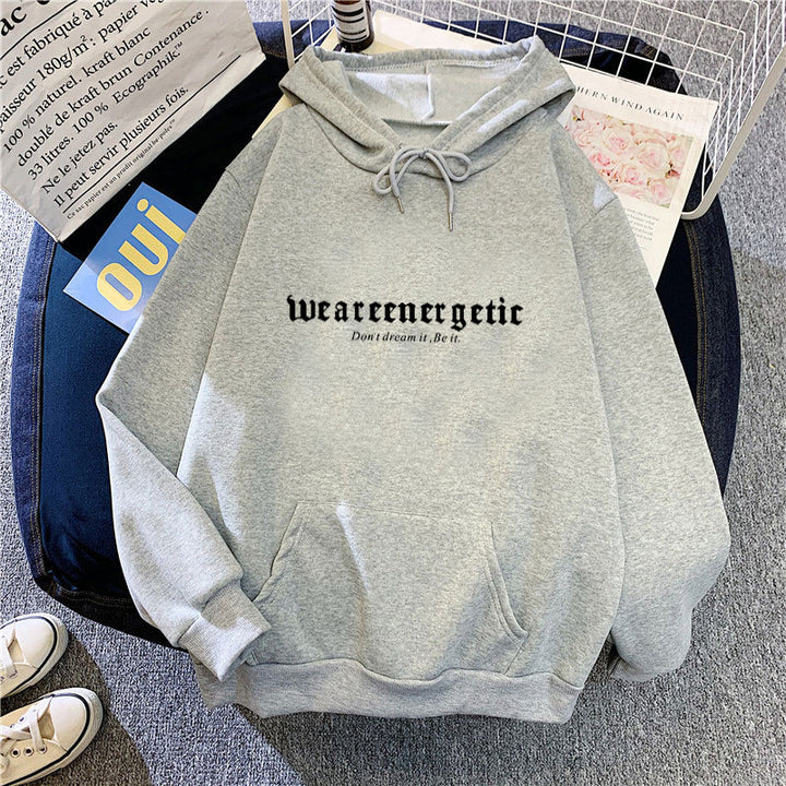 Dame hoodie med kreativ tekst og komfortabel pasform Skovae