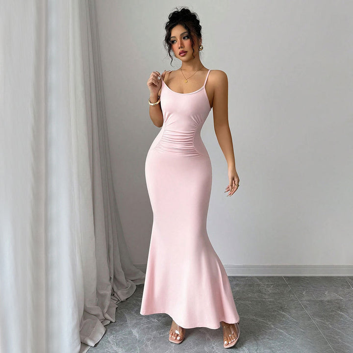 Dame fitted maxi kjole med spaghetti stropper og sofistikeret drapering design Stilla