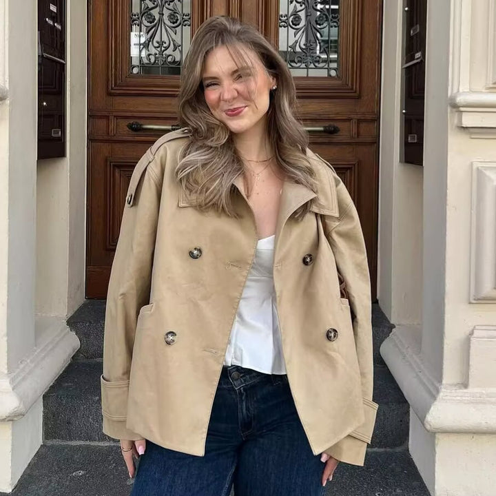 Damer mode overgangsjakke i minimalistisk design med dobbelte knaplukninger Stilla