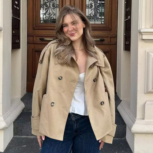 Damer mode overgangsjakke i minimalistisk design med dobbelte knaplukninger Stilla