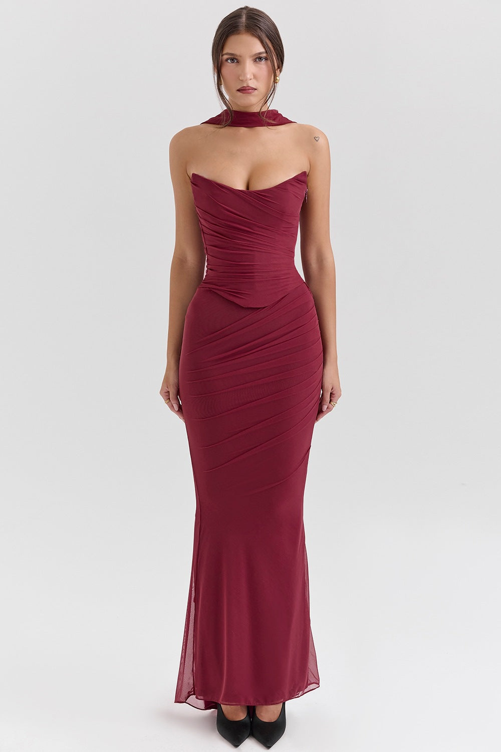 Dame Elegant Couture-maxikjole med off-shoulder design og raffinerede draperinger Stilla