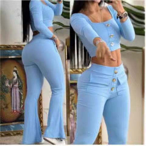 Dame modet cropped top med flared bukser og knapdetaljer Skovae