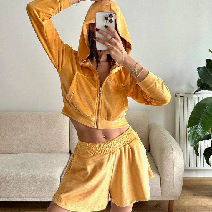 Kvinders afslappede fleece sæt med cropped hoodie og komfortable shorts