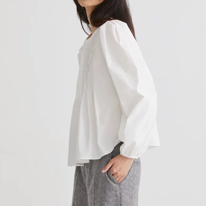 Damebluse med plisserede detaljer og voluminøse ærmer Stilla