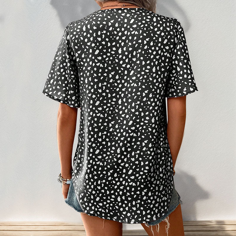 Dame V-hals T-shirt med leopardmønster og flydende snit Stilla