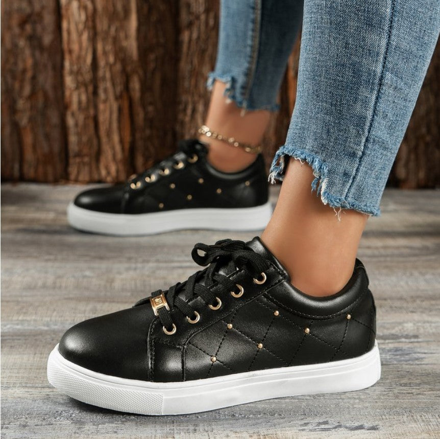 Dame Sneakers med elegant snøredesign og dekorative smykkedetaljer Stilla