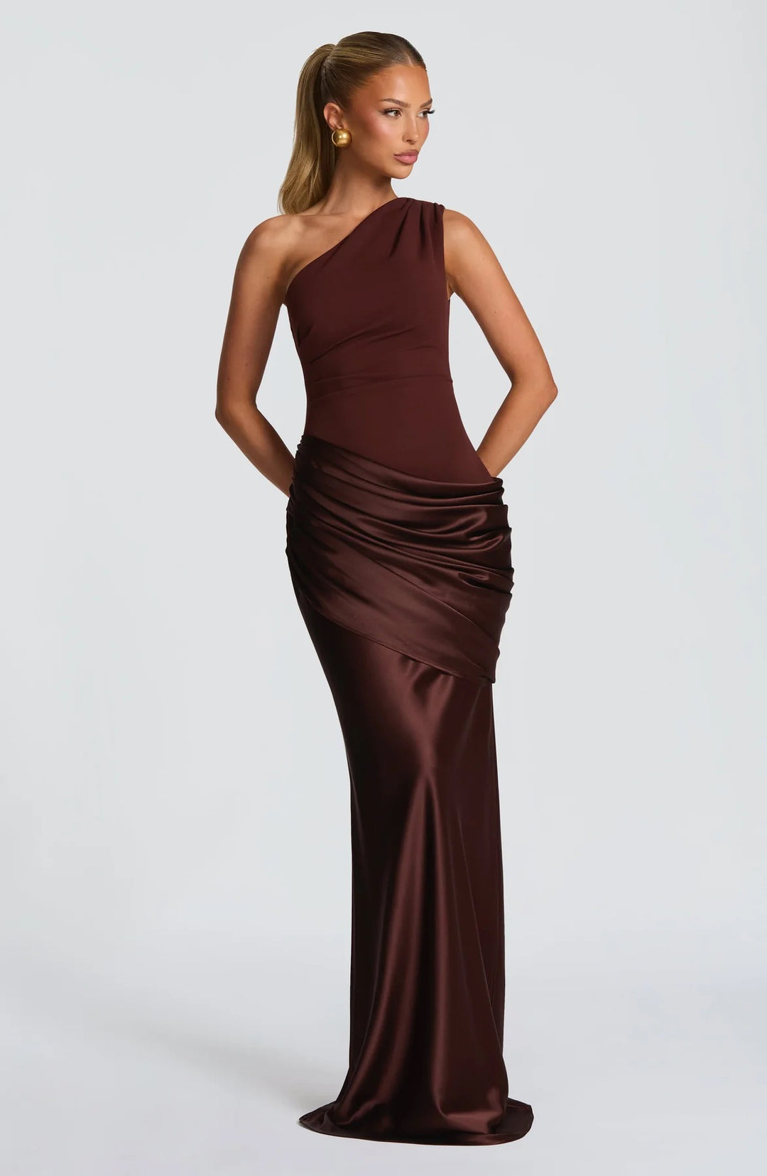 Dame elegant asymmetrisk satin aftenkjole med drapering design Skovae