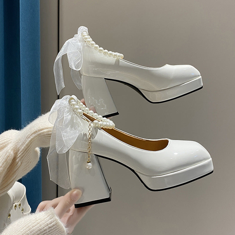 Dame højhælede pumps med spejlende overflade, dekorativ perlekæde og elegant satinbånd Stilla
