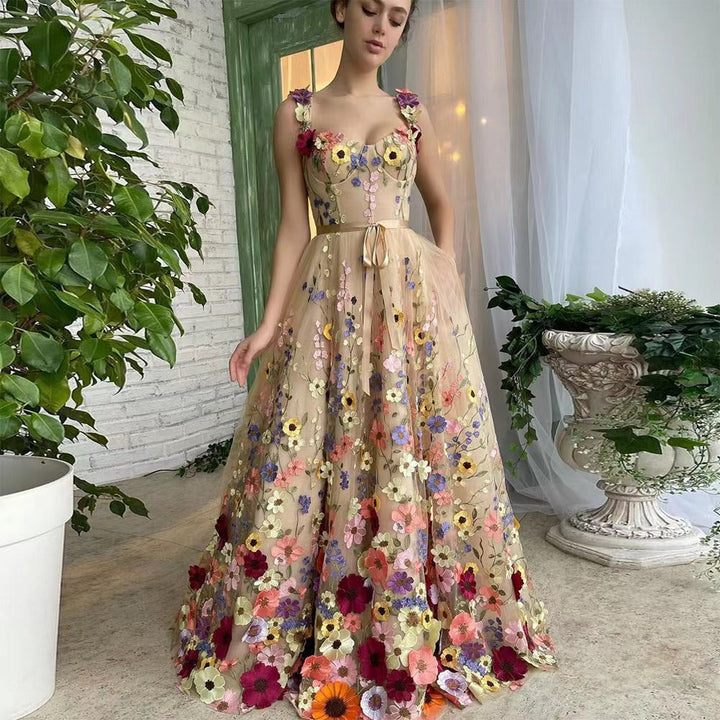 Stilla | Chic Fashion Broderet Blomst Bodycon Kjole