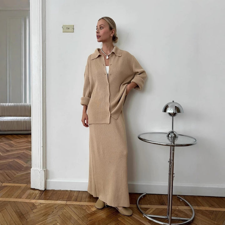 Kvinders strikensemble med knapdetaljer og elegant snit Stilla