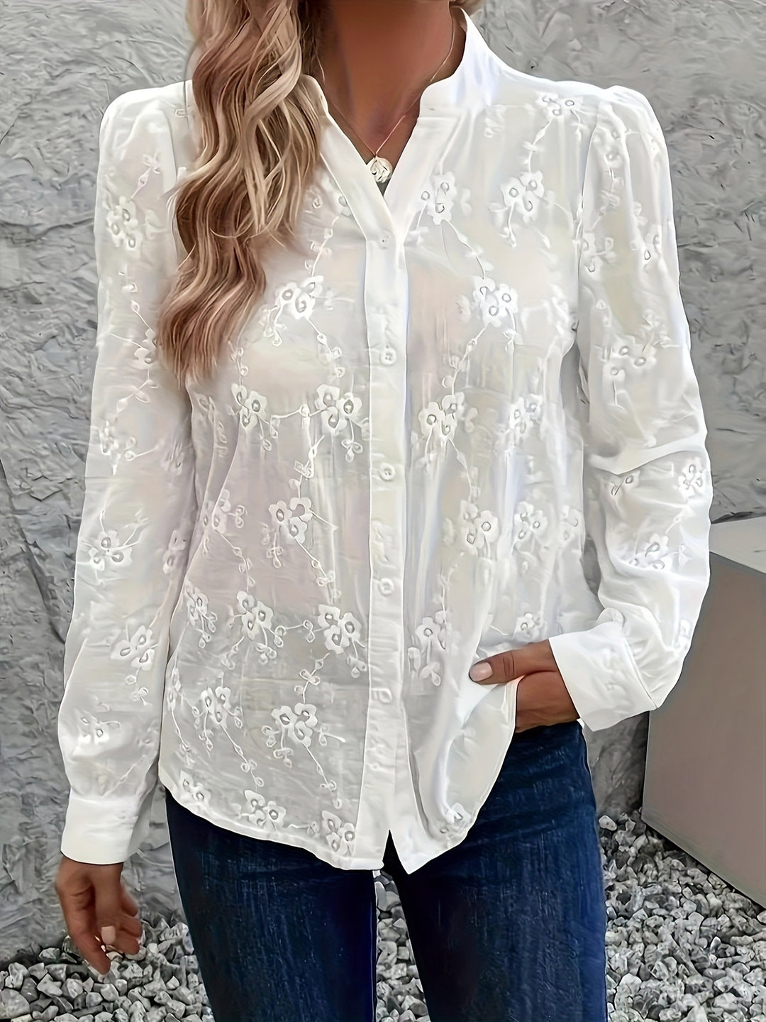 Dame Bluse med floral broderi og elegante pufærmer Stilla