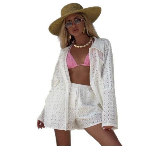 Dame Elegant og luftig strandoutfit med smart bluse og shorts Stilla