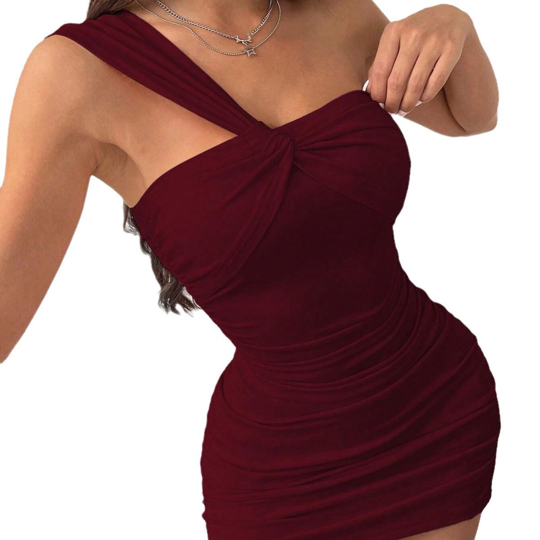 Kvinders Bodycon Mini Kjole med Asymmetrisk Strop og Drapering Stilla