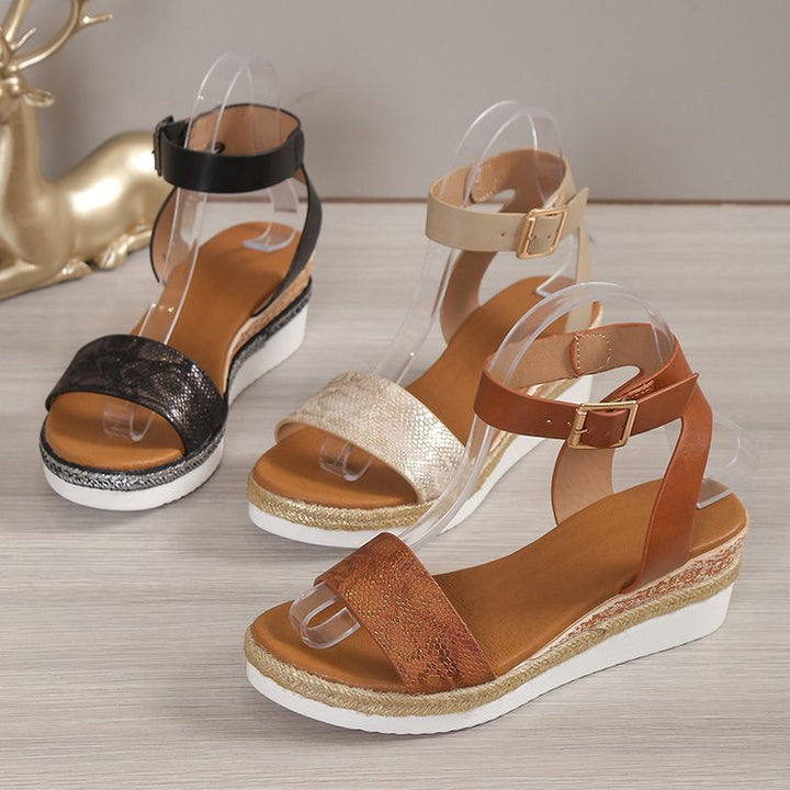 Dame Wedge-sandaler med elegant krydsrem-design og komfortabel plateau-sål Stilla