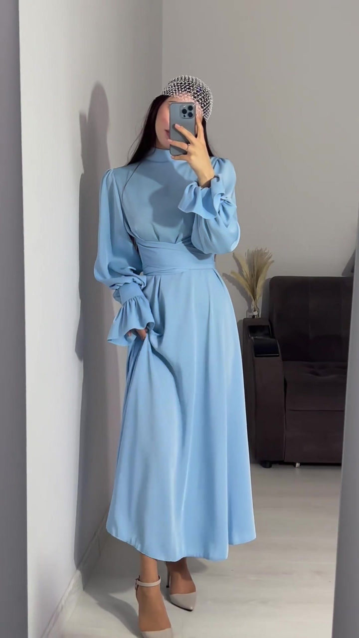 Dame elegant langærmet kjole med flot rufflesdetalje og taljeindsats Stilla