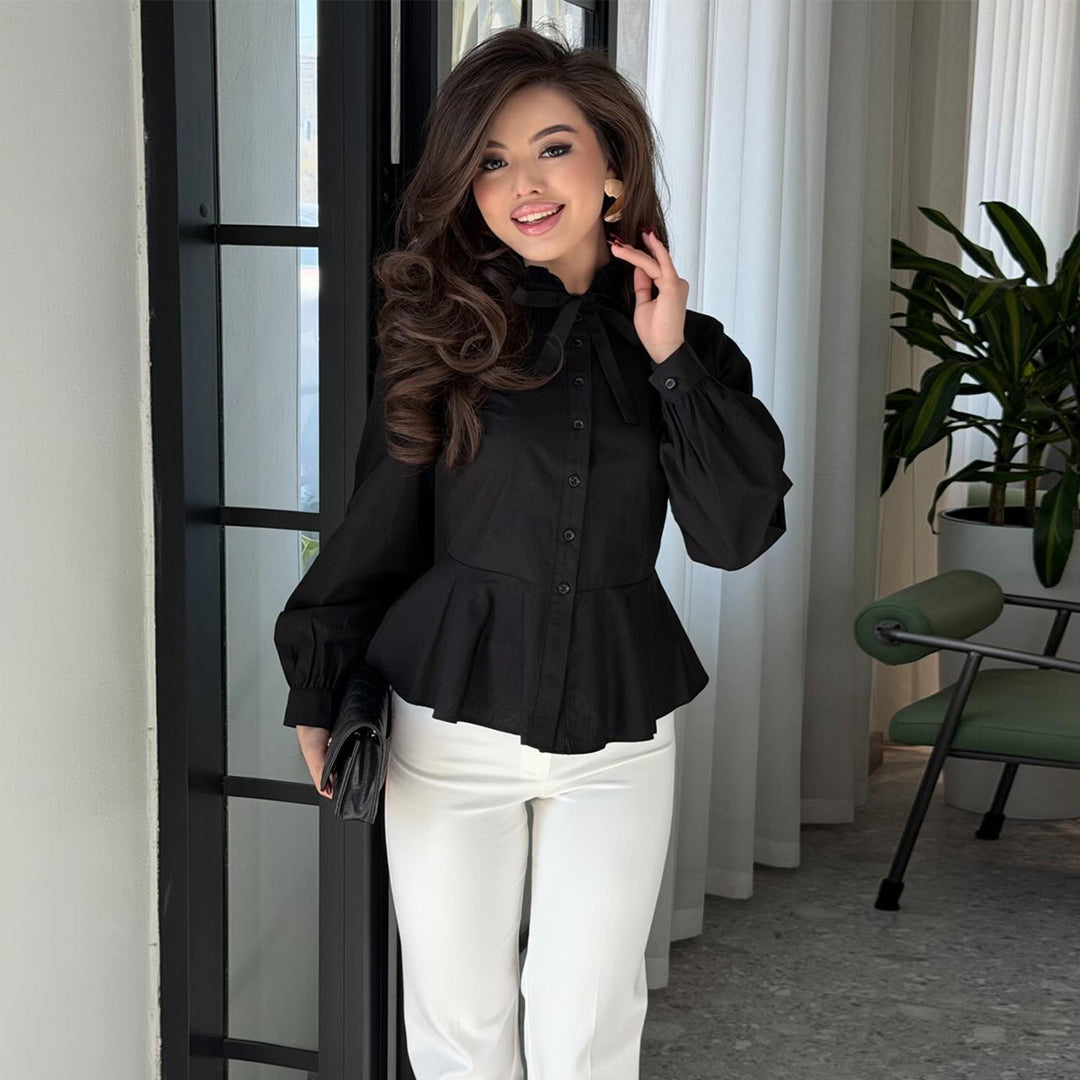 Damebluse med ruffle-detalje og flatterende snit