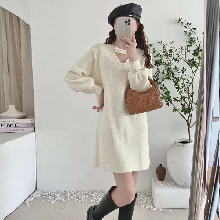 Femme Elegante V-Hals Strikkjole med Knapdetalje Stilla