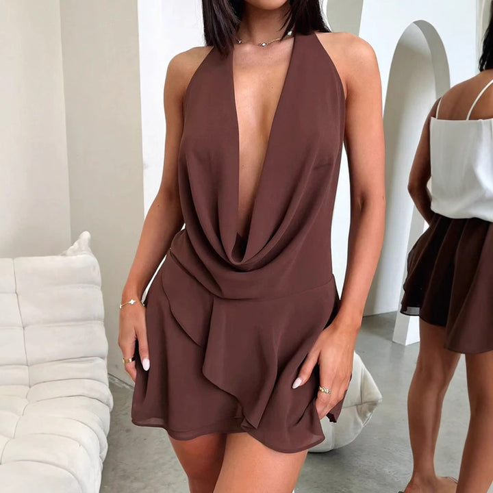 Dame minikjole med sofistikeret indpakningsudskæring og elegant draperingsdesign Skovae