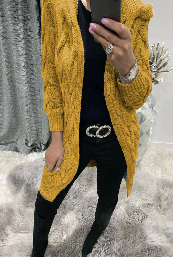 Kvindernes chunky strikket cardigan med nostalgisk cablestruktur og praktiske lommer Stilla