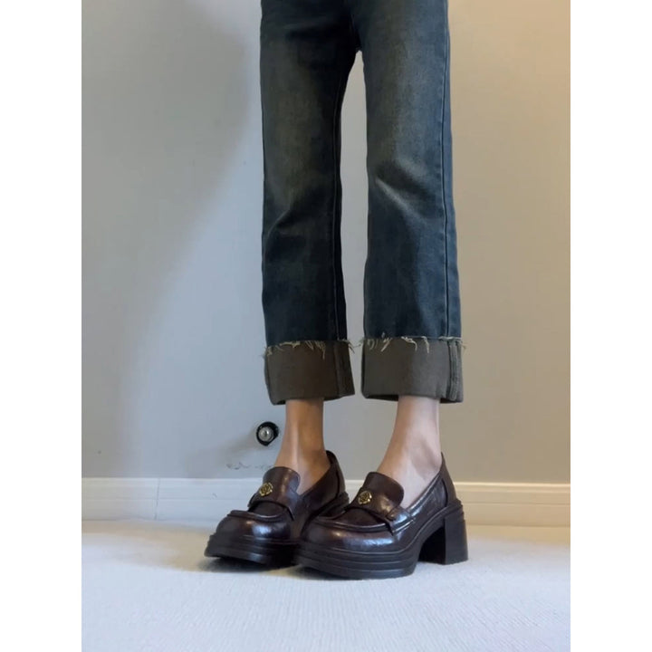 Dame Chunky Heel Slipper med dekorativt emblem Stilla
