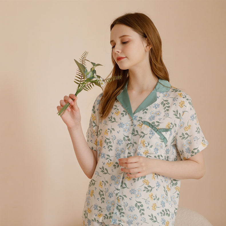 Dame kortærmet pyjamassæt med blomsterdesign og knap-til-krave Stilla