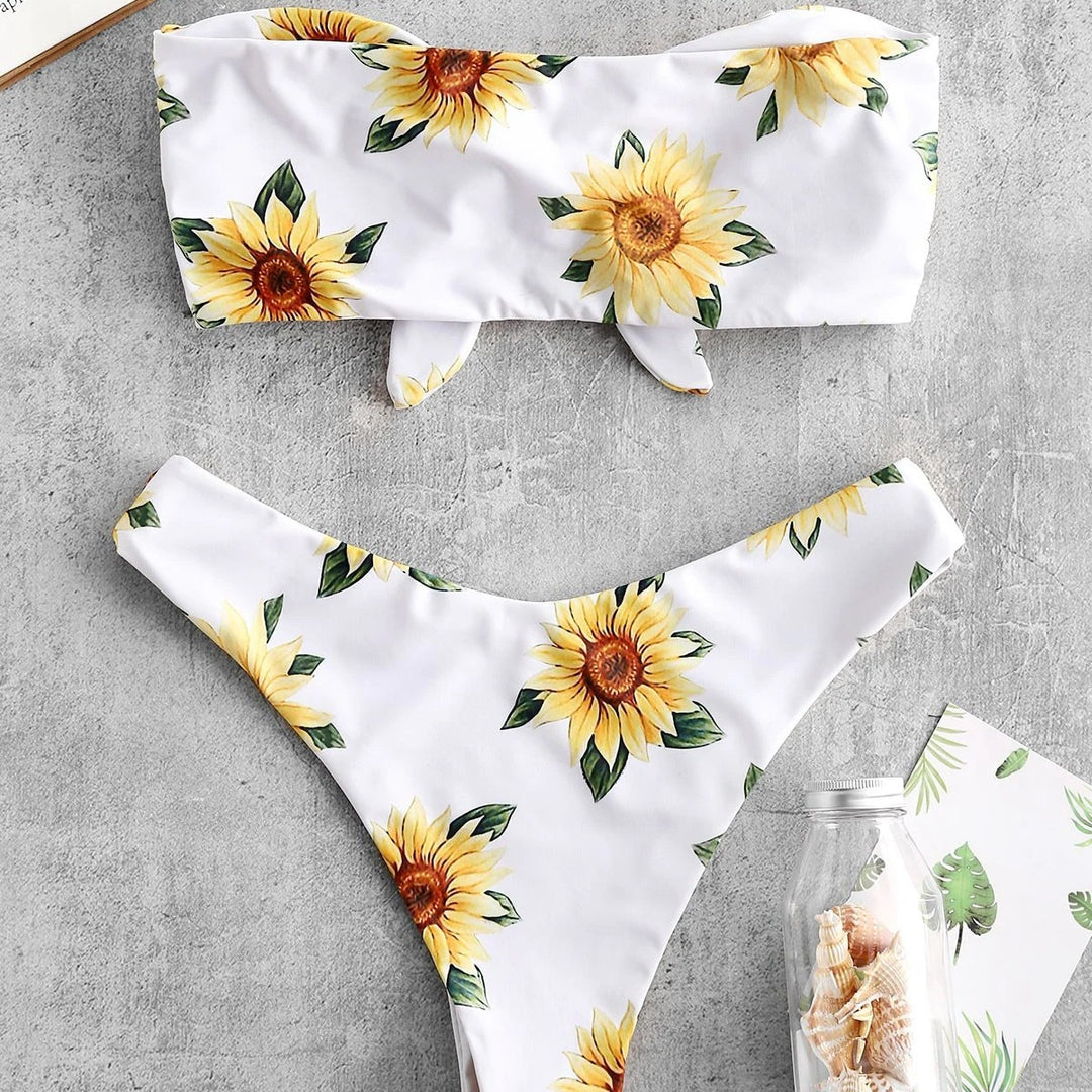 Dame bandeau-bikini med blomstermotiv og praktiske knuder Skovae