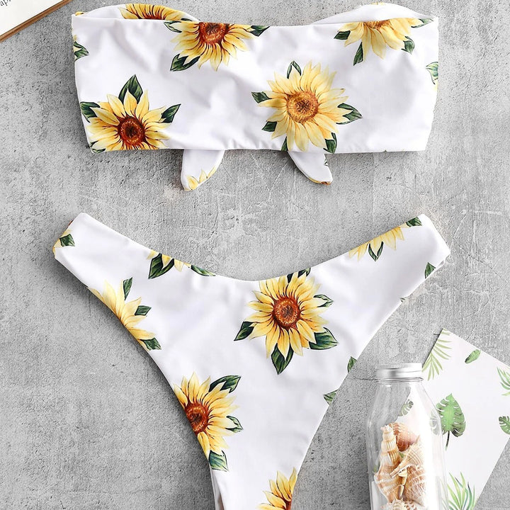 Dame bandeau-bikini med blomstermotiv og praktiske knuder Skovae