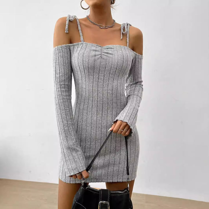 Kvindernes mini kjole med off-shoulder design og trendy rib strik Stilla