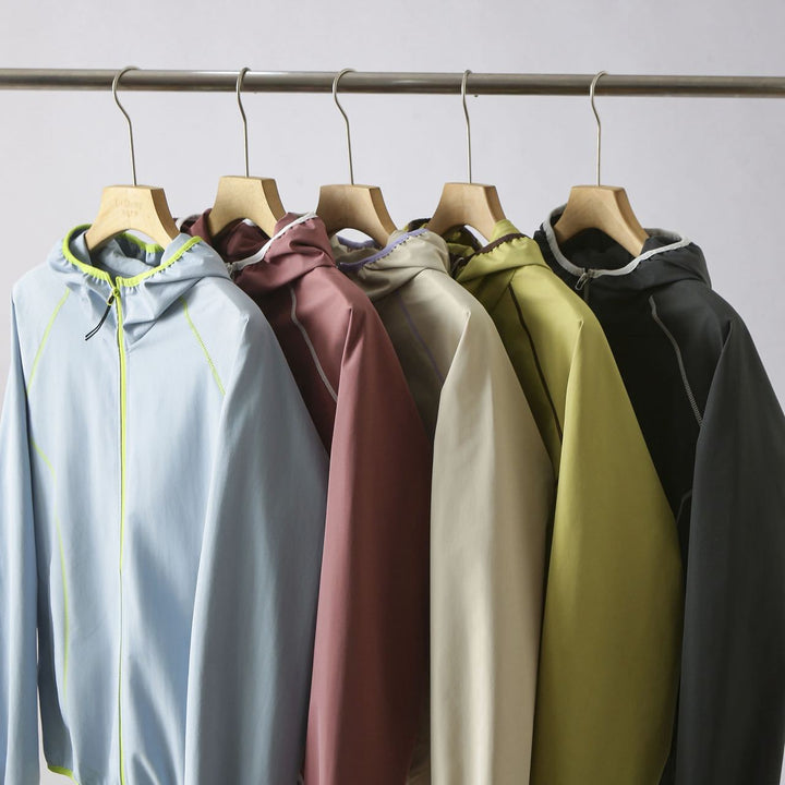 Kvindernes letvægts vindjakke med innovativ hætte design Stilla