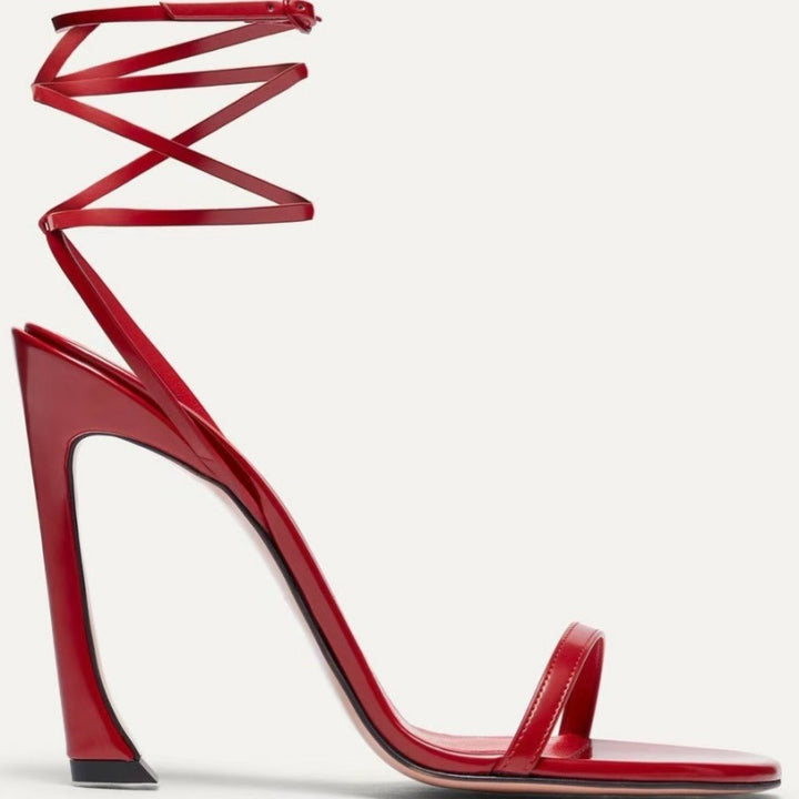 Dame High-Stiletto Riemchensandaler med arkitektonisk design Stilla