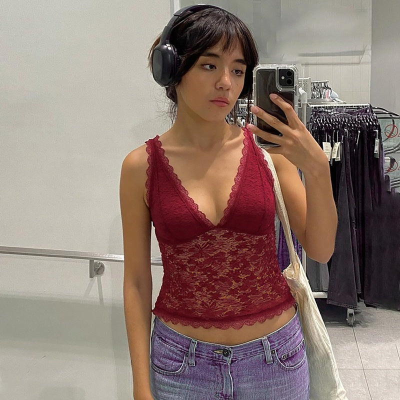 Dame spids-crop-top med fristende V-udskæring og elegante accenter Stilla