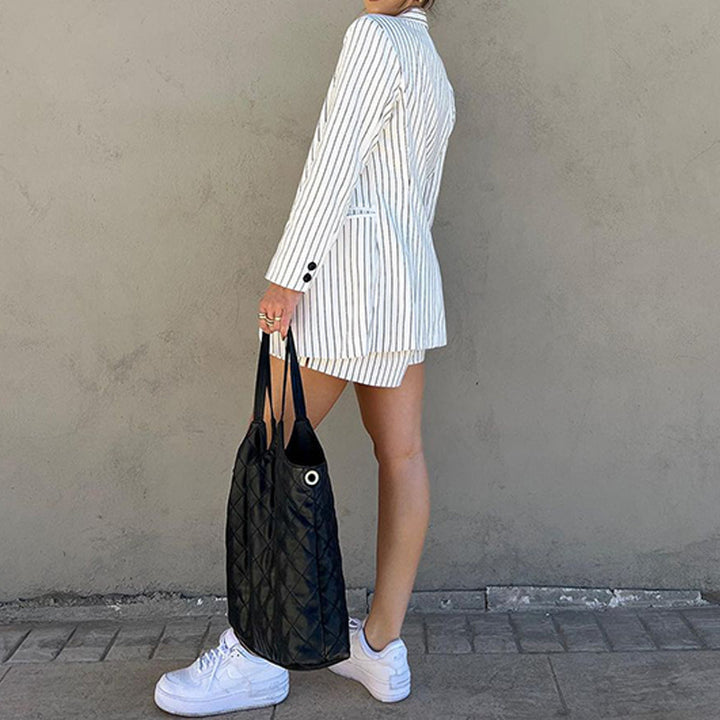 Dame Fashionable Blazer-sæt med stribede shorts og taljebælte Stilla
