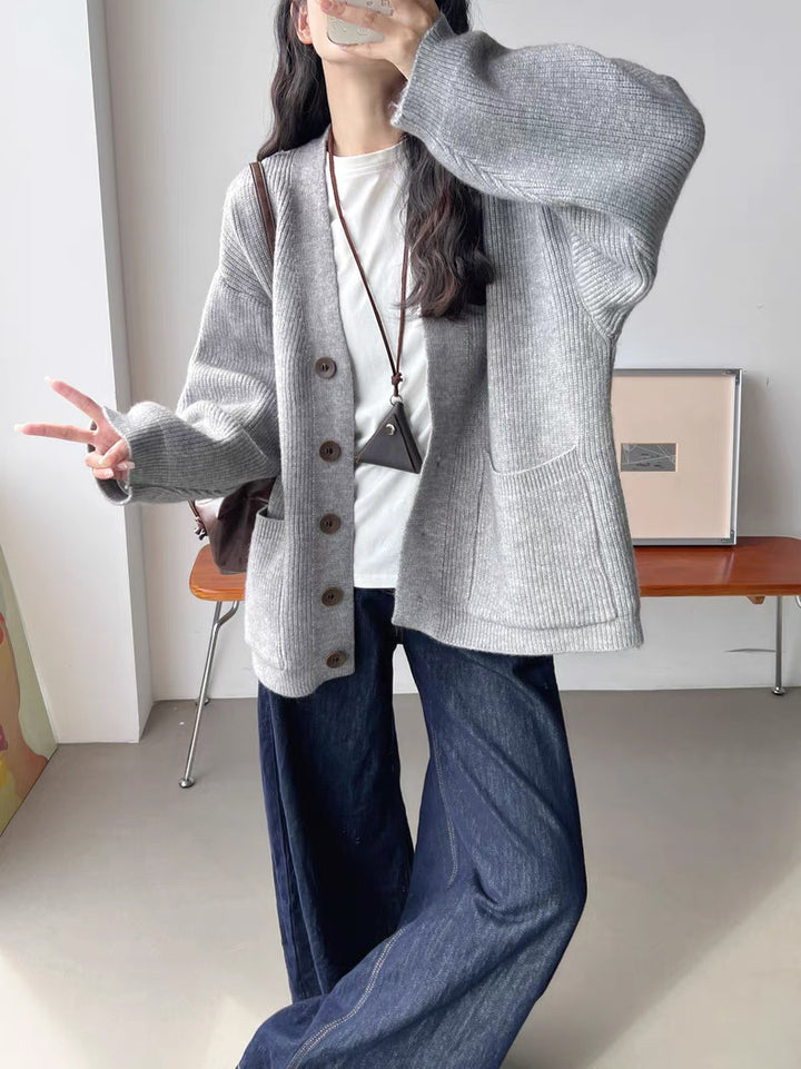 Kvindernes chunky strikket cardigan med elegante knapdetaljer og praktiske lommer Stilla