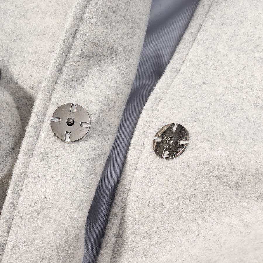 Kvinders stilfulde uldjakke med aftagelig hætte og teddyforing Stilla