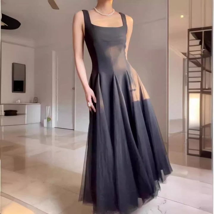 Dame aftenkjole med stilfuld A-formet snit og elegant chiffon overlay Skovae