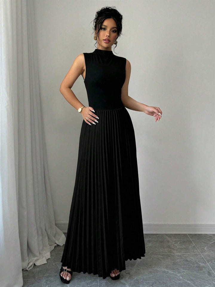Dame maxikjole med elegant plisseret design og højhalset snit Stilla