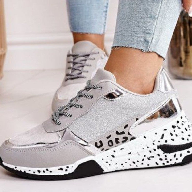 Damer moderate sneakers med glitrende overflade og trendy plateau Stilla