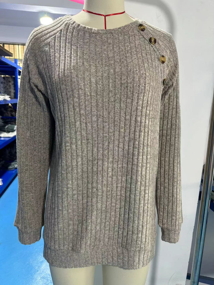 Dame afslappet strikket trøje med fashionable knapdetaljer og sideslidser Stilla