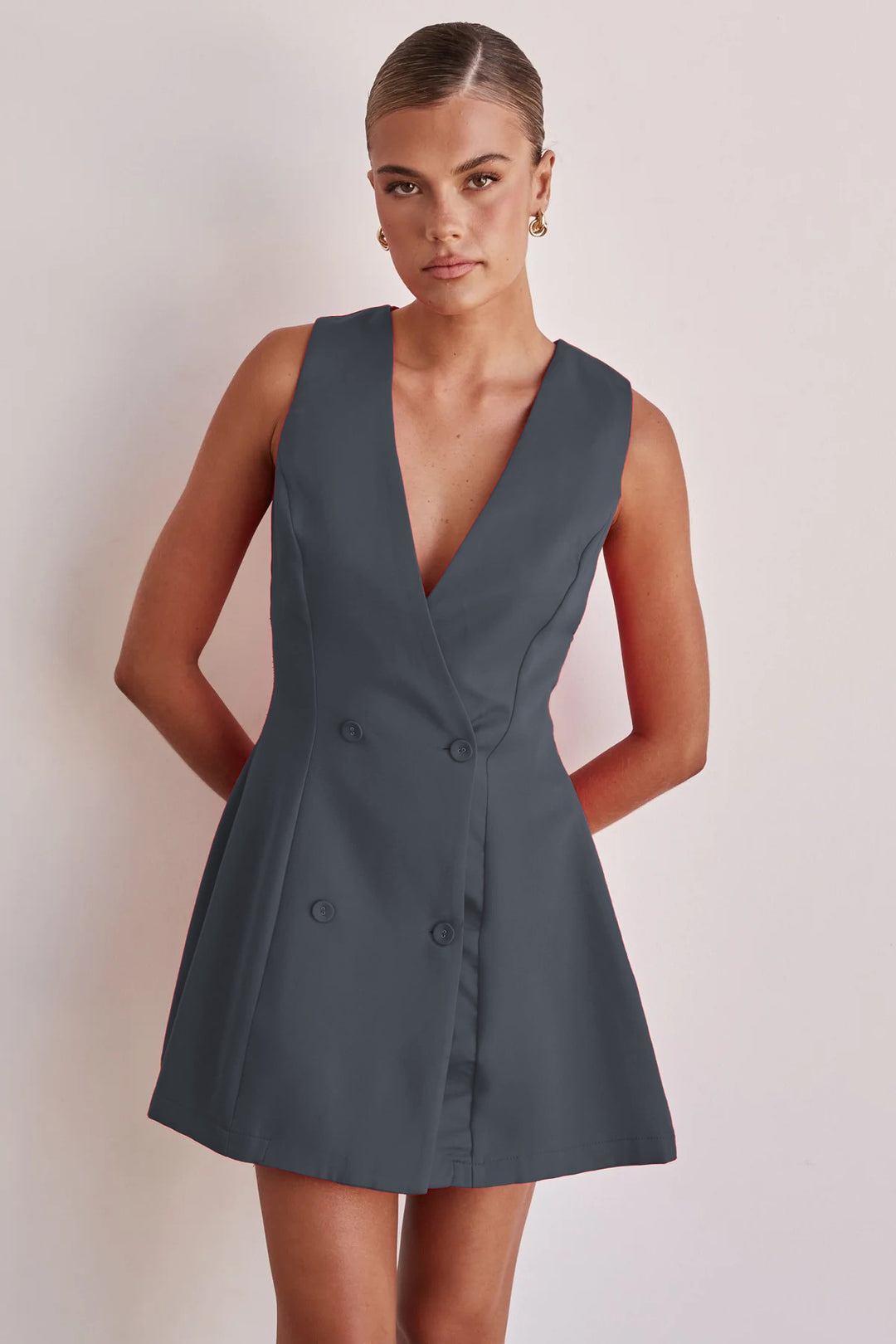 Women's reversible dress with deep V-neckline and double button placket Skovae