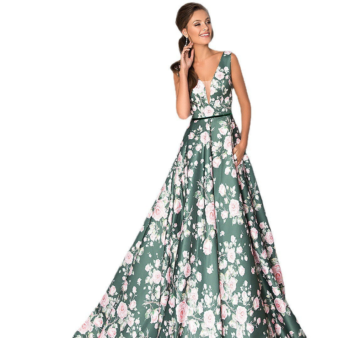 Dame aftenkjole med elegant A-linje silhuet og floraltryk Stilla