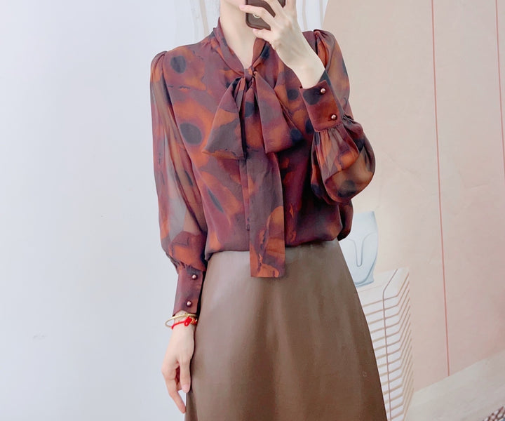 Dame chiffonbluse med dekorativ sløjfe-krave og moderne design Stilla