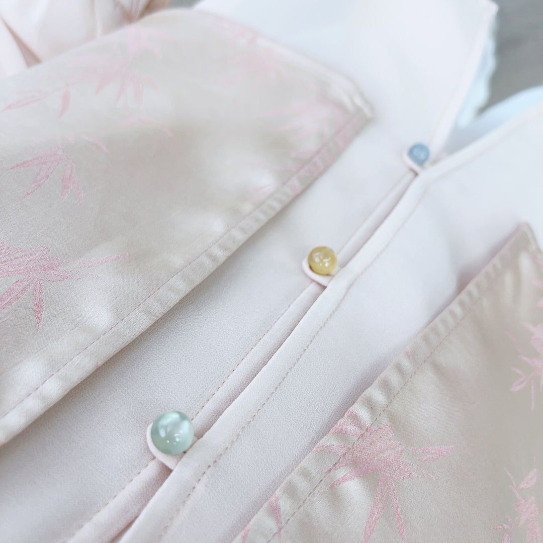 Damebluse med blomsterdesign og elegant krave Stilla