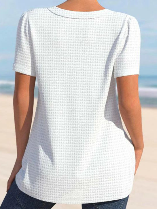 Dame kortærmet bluse med elegant knaplukning og struktureret design Stilla
