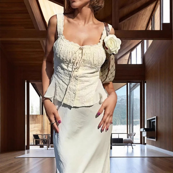 Kvinders elegante maxi kjole med off-shoulder design og sofistikerede flæsedetaljer