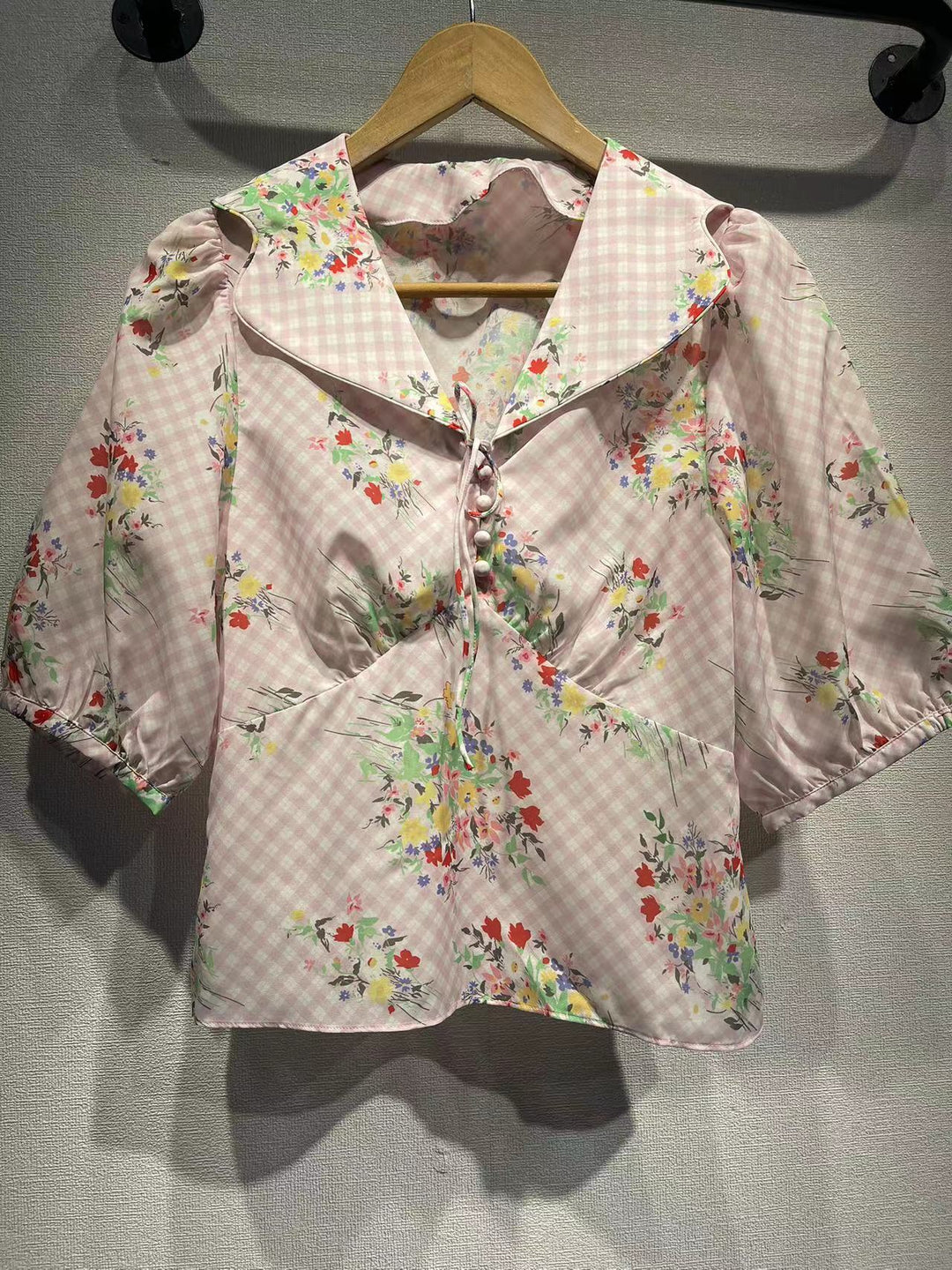 Damebluse med voluminøse ærmer og romantisk ternet mønster og blomsterudsmykning Stilla