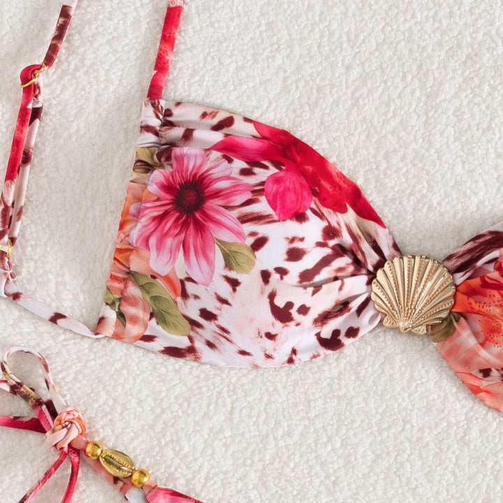 Dame bandeau-bikini med floral design og gyldne accenter Skovae