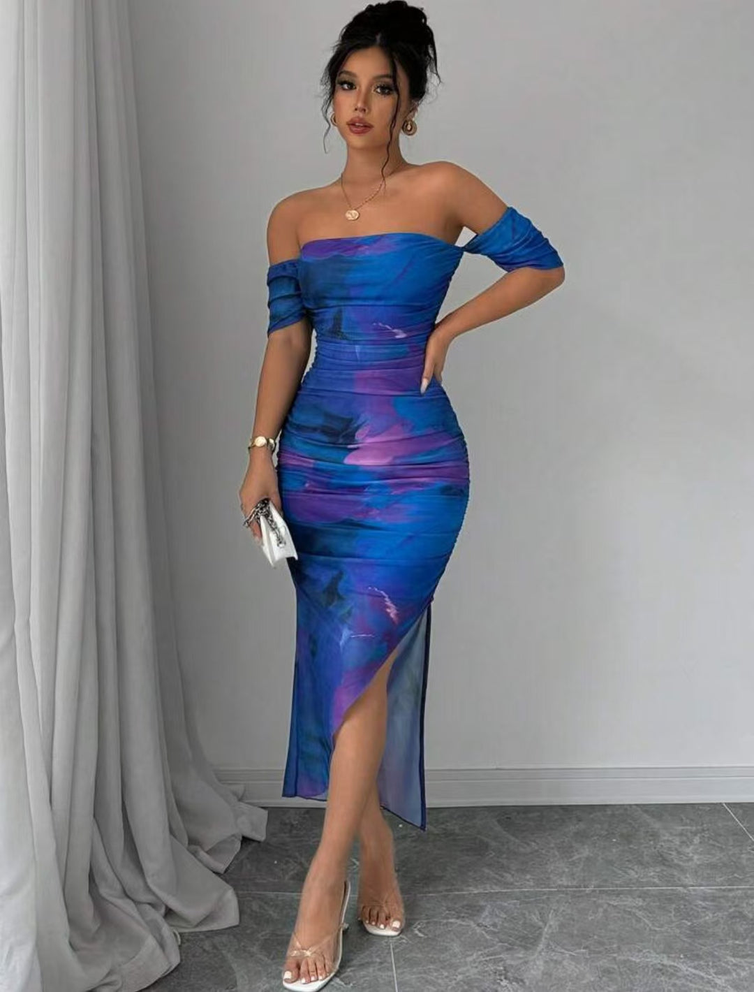 Dame Figurformet Midi-kjole med off-shoulder design og elegant split Skovae