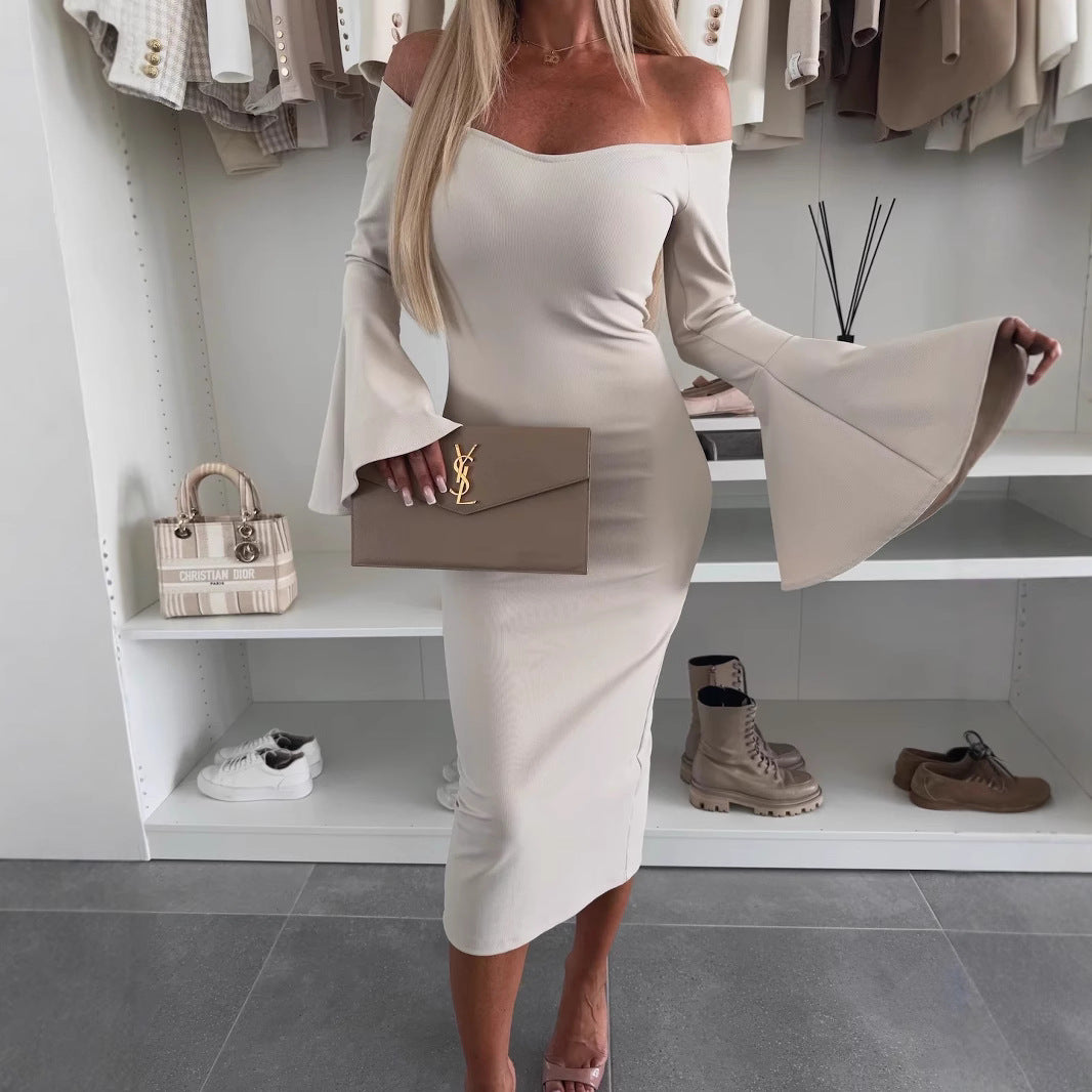 Dame aftenkjole med off-shoulder design og elegante trompetærmer Stilla