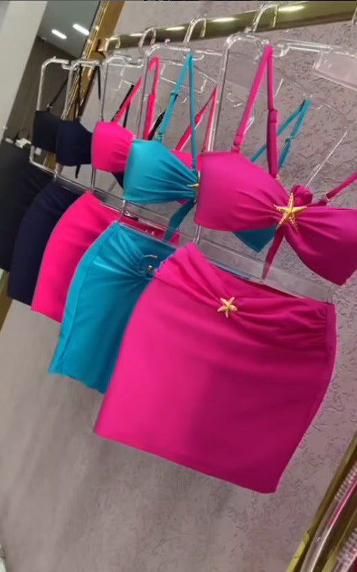 Dame bikini-sæt med glitrende detaljer og elegant nederdel Stilla